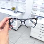 Sivi plasticni Guess dioptrijski okvir sa prosaranim gornjim delom