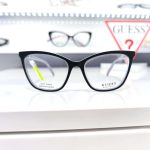 Plasticni crni mackasti Guess okvir za uza lica