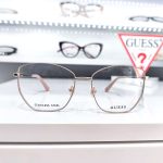 Krupan Guess metalni dioptrijski okvir u neutralnoj svetloj boji